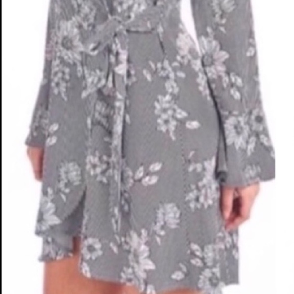 ❌DONATED❌Black White Stripe Floral Print V-neck Wrap Dress - Picture 4 of 11